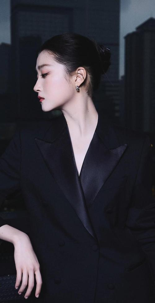 女明星黑色西装新穿法，红毯态度拉满