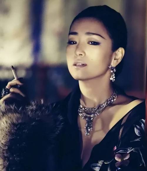 社会姐是谁娱乐圈_娱乐圈的社会姐是谁_娱乐圈是社会的缩影