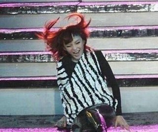 女明星台阶摔倒_女星摔倒 红毯摔倒 明星走红毯摔倒